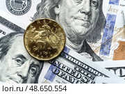 Close-up of a Czech crown coin on US 100 dollar bills in focus. Стоковое фото, фотограф Емельянов Евгений Викторович / Фотобанк Лори