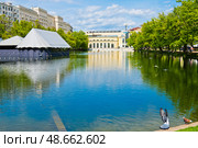 Чистые пруды. Весенний солнечный день. Москва. Россия. Редакционное фото, фотограф E. O. / Фотобанк Лори