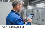 Electrical engineer using digital tablet in control room. Стоковое AI-видео, аниматор Юрий Поздников / Фотобанк Лори