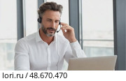 Confident male call center agent assisting customers. Стоковое AI-видео, аниматор Юрий Поздников / Фотобанк Лори