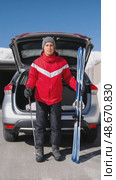 Skier getting ready for skiing with car and skis. Стоковое AI-видео, аниматор Юрий Поздников / Фотобанк Лори