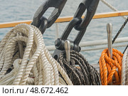 Свернутые корабельные канаты развешанные на палубе парусника. Coiled ship's ropes hung on the deck of a sailing ship. Стоковое фото, фотограф Татьяна Д / Фотобанк Лори