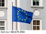 Флаг Евросоюза возле здания Представительства Европейского союза в Российской Федерации. Город Москва, Россия. Редакционное фото, фотограф Господин Никто / Фотобанк Лори