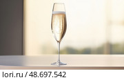 bubbly stemless glass ai generated. Стоковое AI-изображение, AI-художник Vectorwin / Фотобанк Лори
