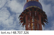 Drop Tower Ride, Amusement Park, Thrill Ride: Vertical Ascent, Gravity-defying Fun. Стоковое видео, видеограф svetograph / Фотобанк Лори
