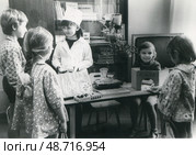 Дети играют в магазин и аптеку в детском саду. Стоковое фото, фотограф Retro / Фотобанк Лори