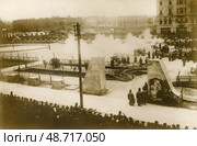 Последний салют на траурном митинге по случаю смерти Ленина, Петроград, 1924. Стоковое фото, фотограф Retro / Фотобанк Лори