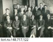 Групповая фотография мужчин и женщин в деловой одежде, СССР, начало XX века. Стоковое фото, фотограф Retro / Фотобанк Лори