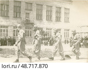 Учения по гражданской обороне с противогазами у школы. Стоковое фото, фотограф Retro / Фотобанк Лори