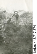 Девушка с убитым медведем н. Стоковое фото, фотограф Retro / Фотобанк Лори