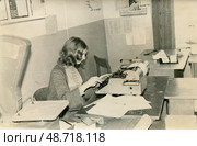 Сотрудница за работой на печатной машинке, СССР. Стоковое фото, фотограф Retro / Фотобанк Лори