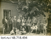 Группа советских солдат и гражданских у здания под деревом, 1940-е годы. Стоковое фото, фотограф Retro / Фотобанк Лори