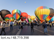 Воздушные шары готовятся к взлету. Ереван, Армения. Редакционное фото, фотограф Evgenia Shevardina / Фотобанк Лори