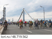 Участники московского велофестиваля, в том числе люди, одетые в форму солдат Красной Армии времен Великой Отечественной войны. Москва, Россия. Редакционное фото, фотограф Наталья Волкова / Фотобанк Лори