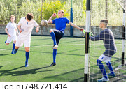 Youthful football players challenging for ball. Стоковое фото, фотограф Яков Филимонов / Фотобанк Лори