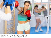 Teen girl in punch mitts boxing. Стоковое фото, фотограф Яков Филимонов / Фотобанк Лори