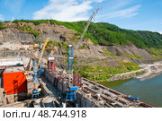 Строительство Усть-Среднеканской ГЭС на Колыме (2012 год). Редакционное фото, фотограф Павел Просянов / Фотобанк Лори