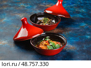 Chicken and liver dishes cooked in tagine. Traditional way of cooking food in Arab countries. Стоковое фото, фотограф Ирина Буракова / Фотобанк Лори