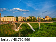 Пешеходный мост над оврагом на закату в городе. Редакционное фото, фотограф Илья Старков / Фотобанк Лори