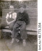 Улыбчивые мальчишки сидят на скамейке, 1950-е гг, СССР. Стоковое фото, фотограф Retro / Фотобанк Лори