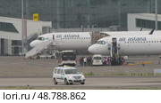 Air Astana plane, passengers boarding (2024 год). Редакционное видео, видеограф Игорь Жоров / Фотобанк Лори