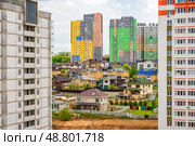 Малоэтажная застройка среди высоток (коттеджный посёлок Зелёный Дол, Афонино) Редакционное фото, фотограф Илья Старков / Фотобанк Лори