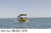 24 may 2025, Lisbon, Portugal - Yellow boat navigating tagus river in lisbon. Редакционное видео, видеограф Константин Шишкин / Фотобанк Лори