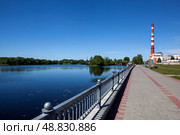 Живописная набережная на берегу реки Мухавец. Городской сад. Брест. Беларусь (2024 год). Стоковое фото, фотограф Сергей Афанасьев / Фотобанк Лори
