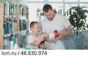 Man and boy choosing unclogging in store. Стоковое видео, видеограф Яков Филимонов / Фотобанк Лори