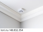 Ceiling close-up. Classic interior. LED Retrofit Bulb into Ceiling Fixture. Cornice. Installing. Decorative Ceiling crown molding intersection. Wall Corner Architecture Decor. Angular ceiling skirting. Стоковое AI-изображение, AI-художник Марина Демидюк / Фотобанк Лори
