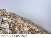 Склон у вершины горы Вихрен осенью в тумане (2023 год). Стоковое фото, фотограф Анна Ефимова / Фотобанк Лори