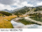 Берег Муратова озера осенью. Горы Пирин отражаются в воде. Стоковое фото, фотограф Анна Ефимова / Фотобанк Лори