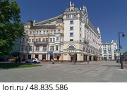 Старые дома в центре Москвы. Угол улицы Петровка и Дмитровского переулка. Россия, солнечный день в коце мая. Редакционное фото, фотограф Сергей Рыбин / Фотобанк Лори