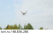 the quadcopter is shooting. Стоковое видео, видеограф Алексей Сергеев / Фотобанк Лори