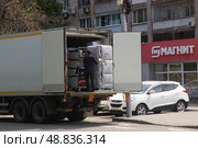 Доставка товара в магазин Магнит. Саратов. Редакционное фото, фотограф Евгений Будюкин / Фотобанк Лори