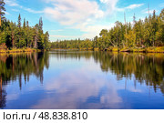 Отражение голубого неба с белыми облаками в воде реки Тумба. Стоковое фото, фотограф Жигалов Евгений Павлович / Фотобанк Лори