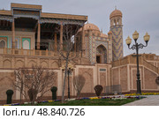 Samarkand, Uzbekistan, 01.04.2024: Hazrat Khizr mosque with the Mausoleum where the first president of Uzbekistan Islam Karimov is buried. Редакционное фото, фотограф Ula Ulachka / Фотобанк Лори