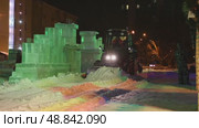 Christmas town in Russia illuminations transport winter frost snow. Стоковое видео, видеограф Алексей Сергеев / Фотобанк Лори