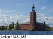 Живописный летний вид на здание ратуши в Старом городе (Gamla Stan) в Стокгольме, Швеция. Стоковое фото, фотограф Дымов Игорь / Фотобанк Лори