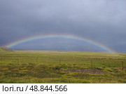 Радуга над лугом на полуострове Снайфедльснес ( Snaefellsnes ), Исландия. Стоковое фото, фотограф Дымов Игорь / Фотобанк Лори