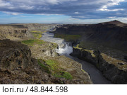 Вид на каньон реки и водопад Хафрагильсфосс (Hafragilsfoss) в Исландии, одну из лучших достопримечательностей кольцевой дороги. Стоковое фото, фотограф Дымов Игорь / Фотобанк Лори
