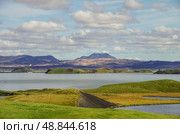Псевдо кратеры и вулканическая гора. Летний пейзаж озера Миватн (Myvatn ). Исландия. (2014 год). Стоковое фото, фотограф Дымов Игорь / Фотобанк Лори