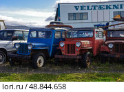 Заброшенные классические Land Rover и Jeep в  городе Эйильсстадир ( Egilsstadir ). Исладния (2014 год). Редакционное фото, фотограф Дымов Игорь / Фотобанк Лори