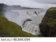 Знаменитый водопад Гюдльфосс ( Gullfoss), достопримечательность на маршруте Золотого круга в Исландии (2014 год). Стоковое фото, фотограф Дымов Игорь / Фотобанк Лори