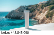 Luxury Sunscreen on Limestone Ledge with Turquoise Sea Backdrop. Роскошный солнцезащитный крем на известняковом выступе на фоне бирюзового моря. Стоковое AI-изображение, AI-художник Katsiaryna Repich / Фотобанк Лори