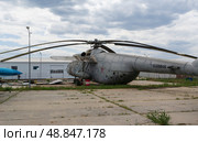 Тяжёлый военный транспортный вертолёт Ми-6, реставрация на территории музея. Волгоградская область, Средняя Ахтуба, Россия (2024 год). Редакционное фото, фотограф Андрей Цыганков / Фотобанк Лори