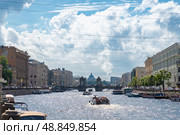 Прогулочные тепоходы на Фонтанке в солнечний летний день. Санкт-Петербург (2024 год). Редакционное фото, фотограф Ольга Визави / Фотобанк Лори
