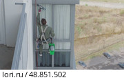 Industrial climber wash closed balcony. Стоковое видео, видеограф Елизавета Малкова / Фотобанк Лори
