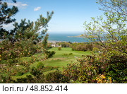 View on the Howth peninsula and golf coursein Deer park, Dublin, Ireland. Редакционное фото, фотограф Татьяна Кахилл / Фотобанк Лори