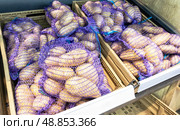 Свежий картофель, упакованный в мешки, продается в продуктовом магазине. Стоковое фото, фотограф FotograFF / Фотобанк Лори